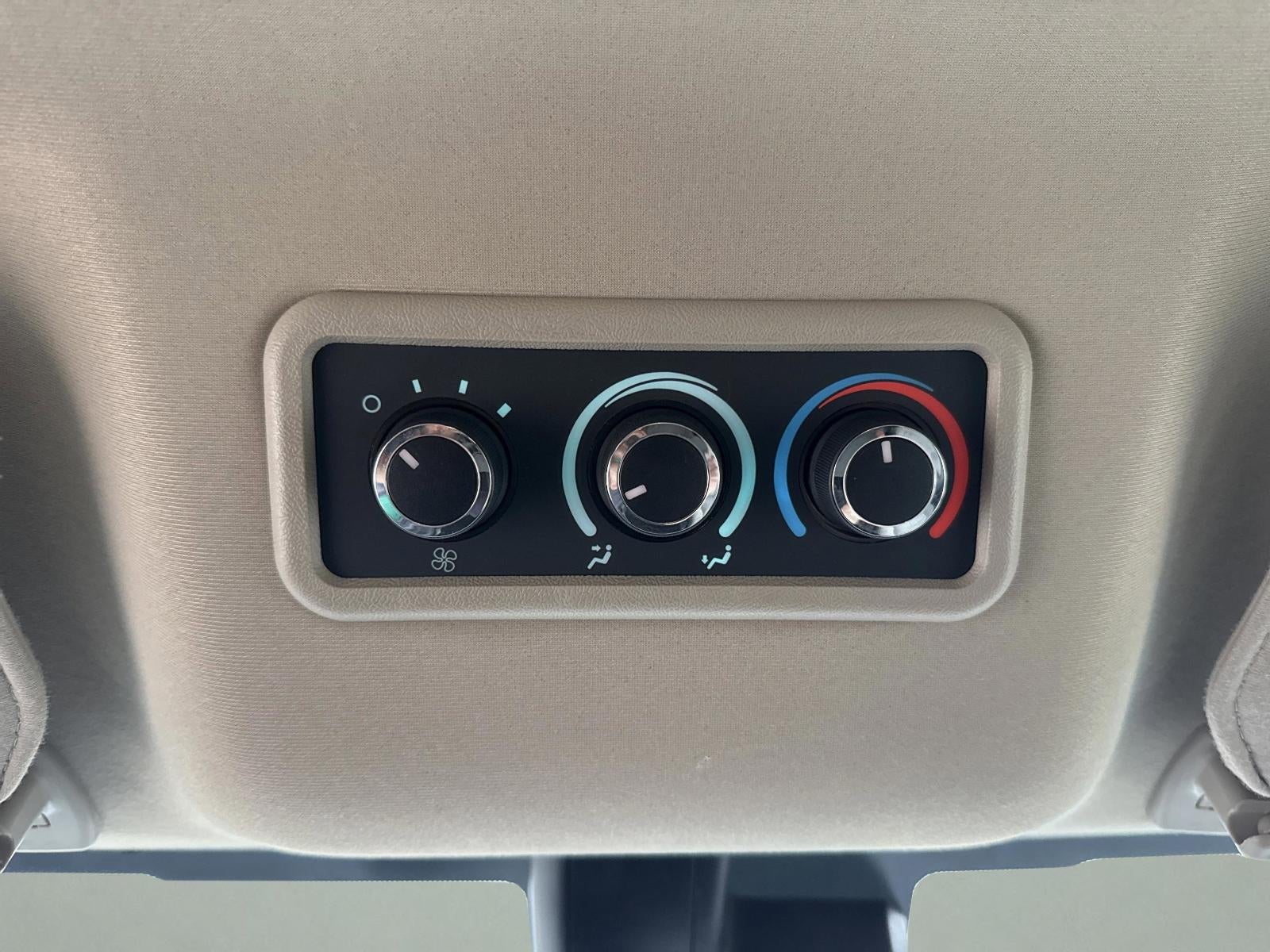 2023 Chevrolet Express Passenger 3500 1LT