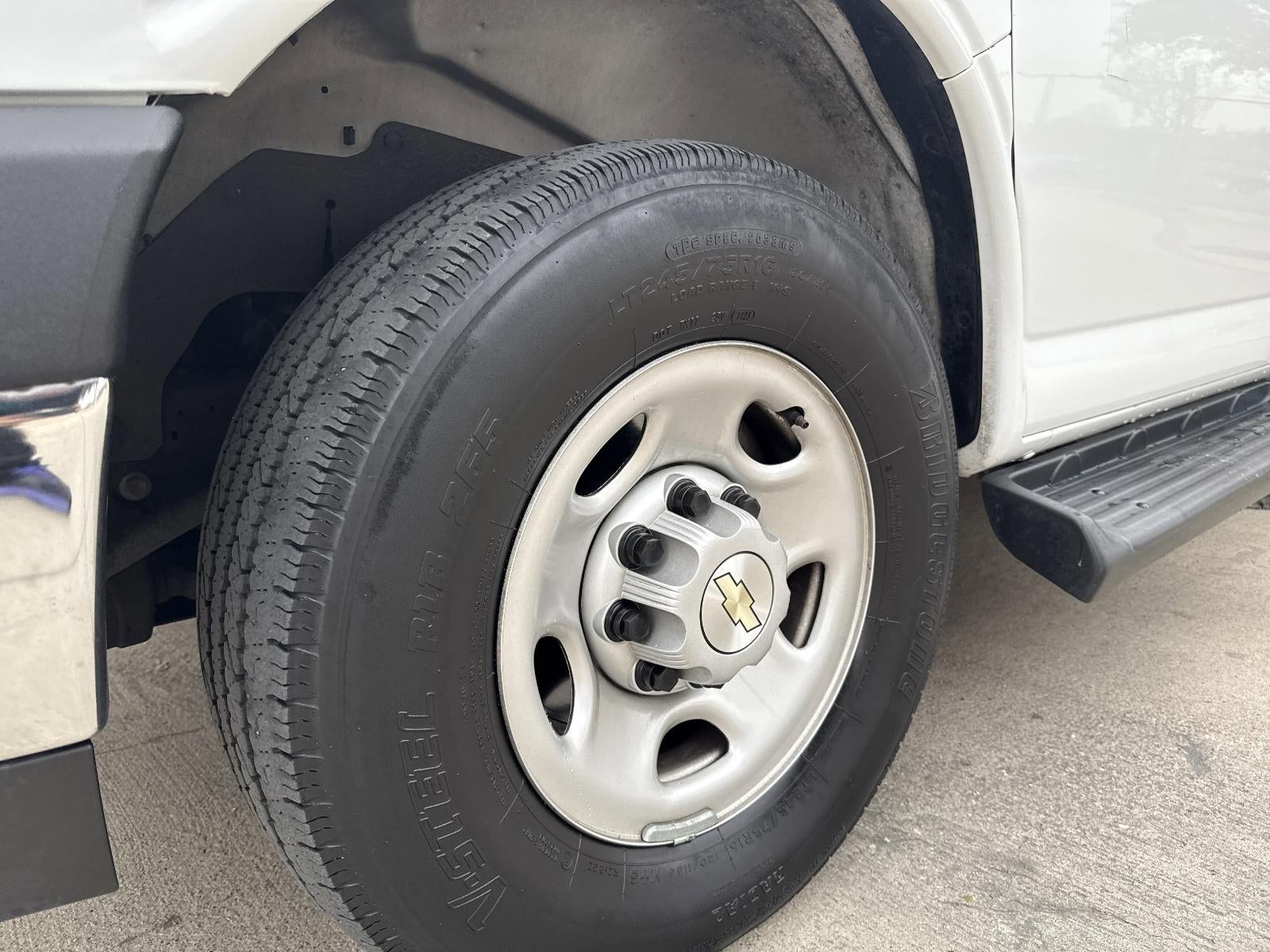 2023 Chevrolet Express Passenger 3500 1LT