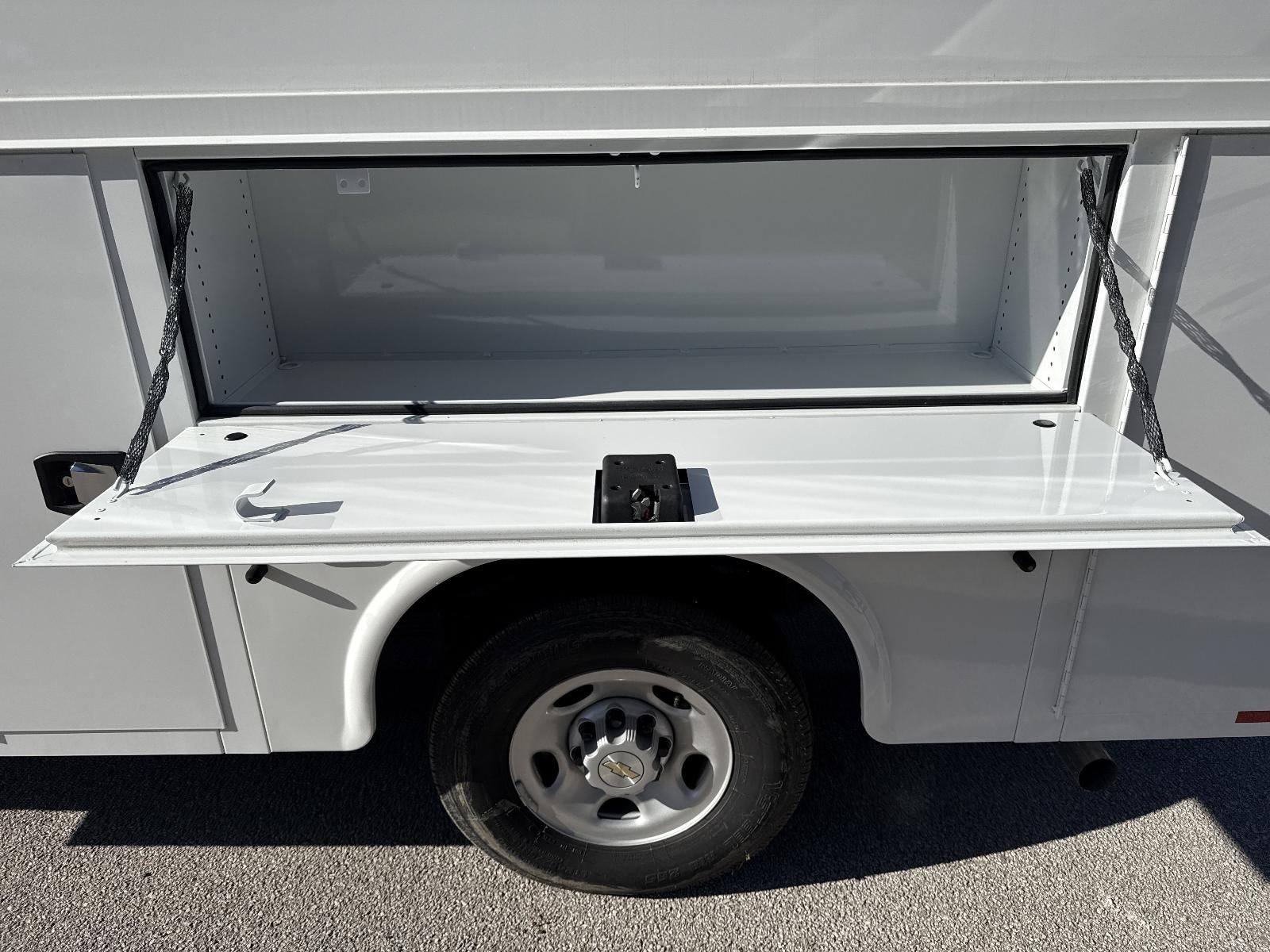 2025 Chevrolet Express Cutaway 3500 1WT