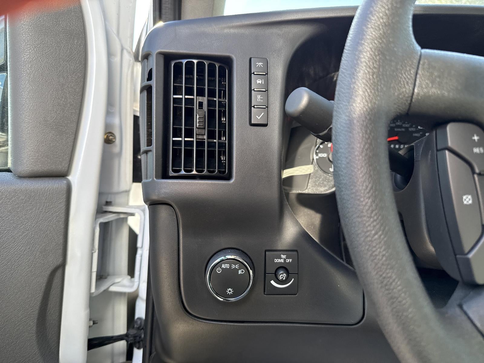 2025 Chevrolet Express Cutaway 3500 1WT