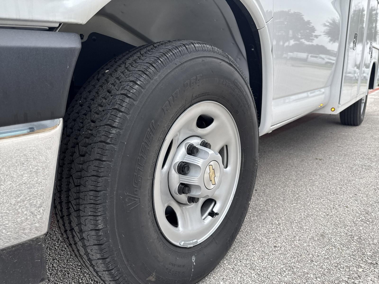 2025 Chevrolet Express Cutaway 3500 1WT