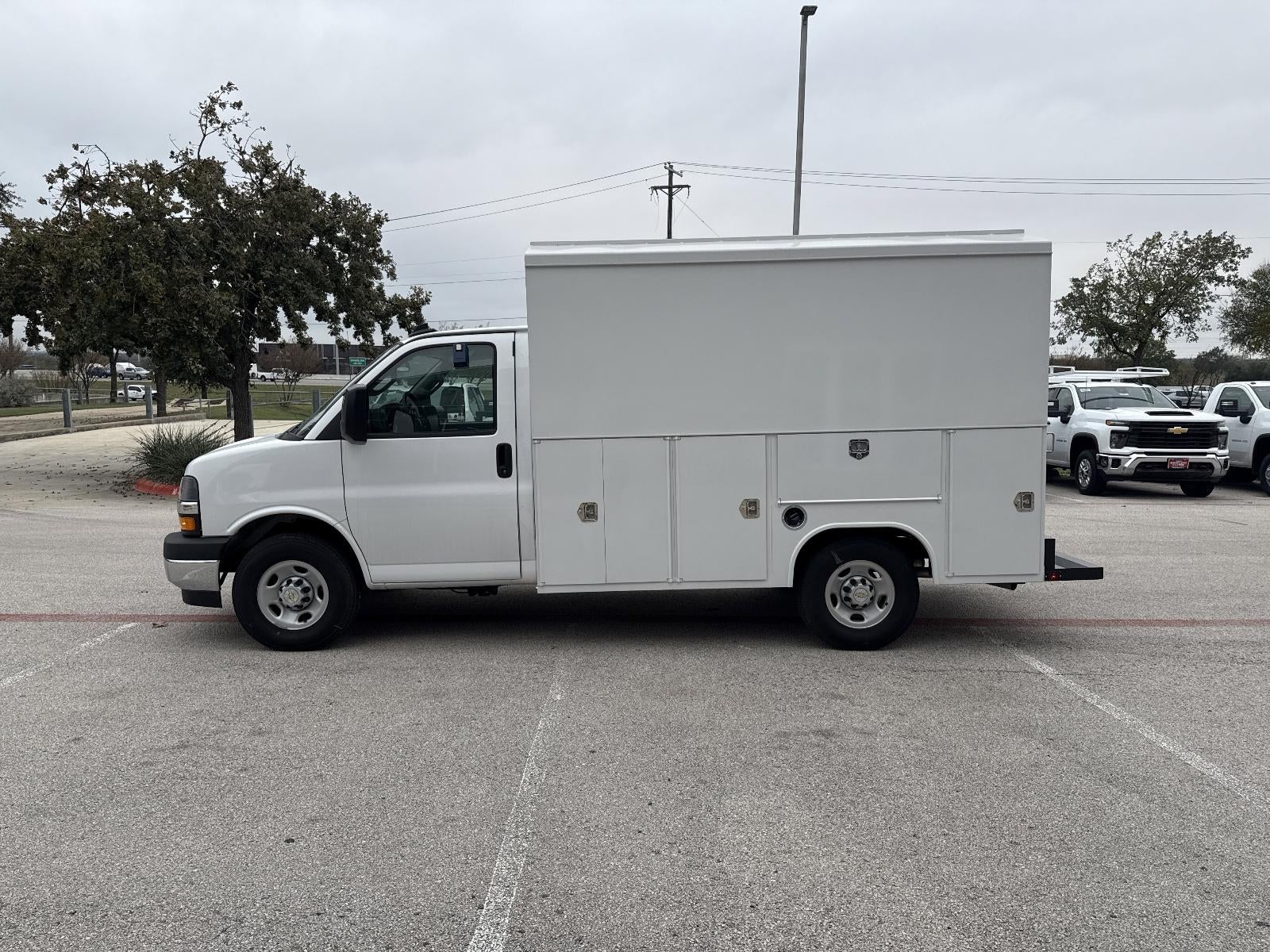 2025 Chevrolet Express Cutaway 3500 1WT