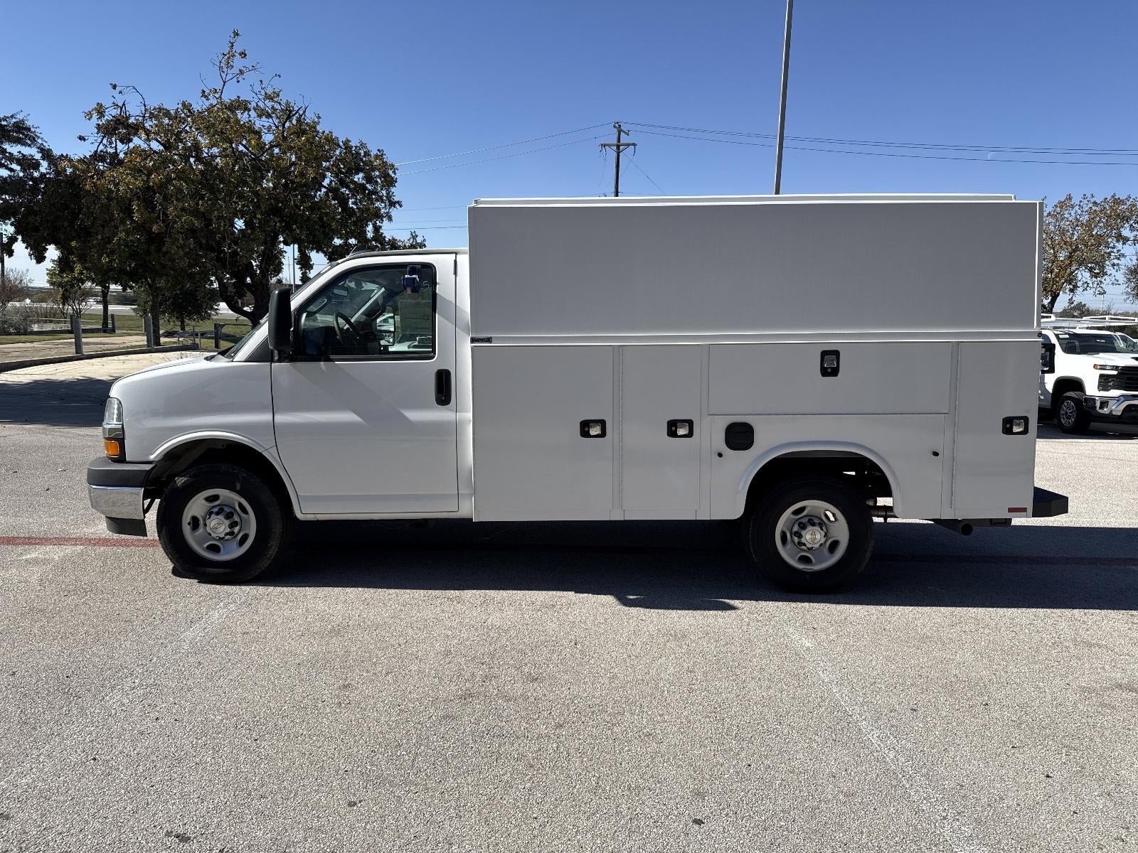 2025 Chevrolet Express Cutaway 3500 1WT