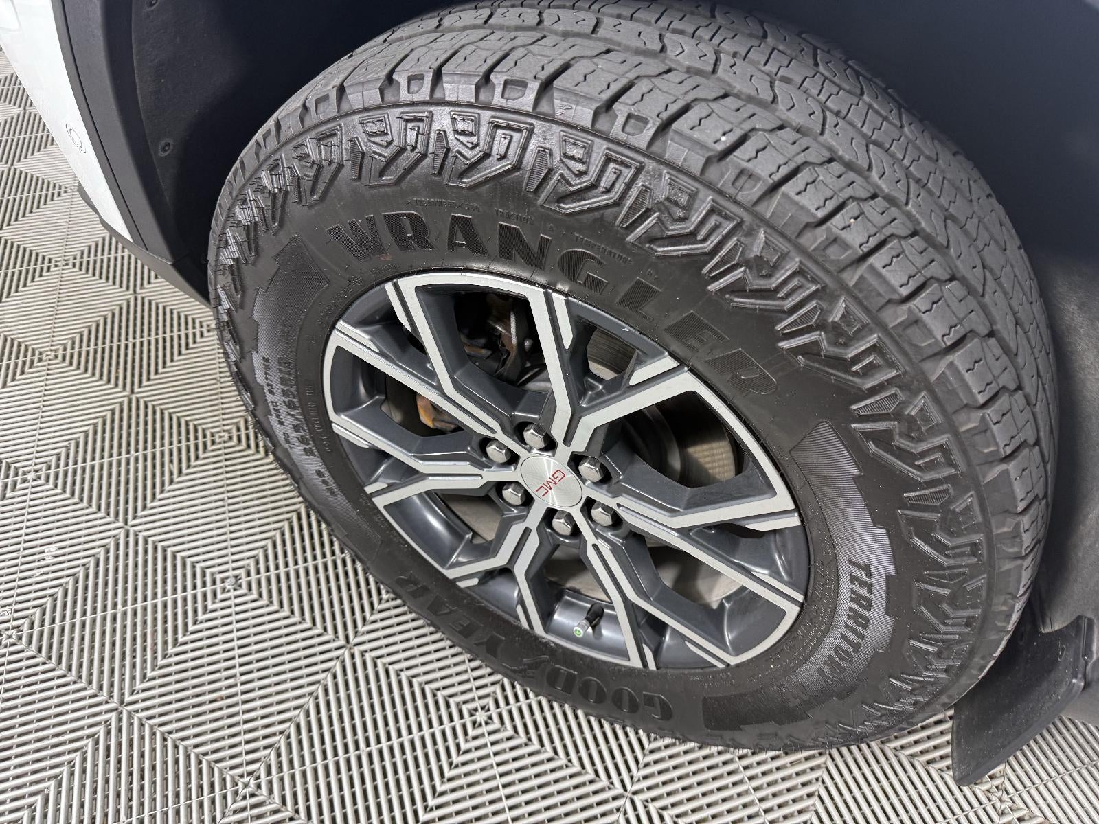 2024 GMC Acadia AT4