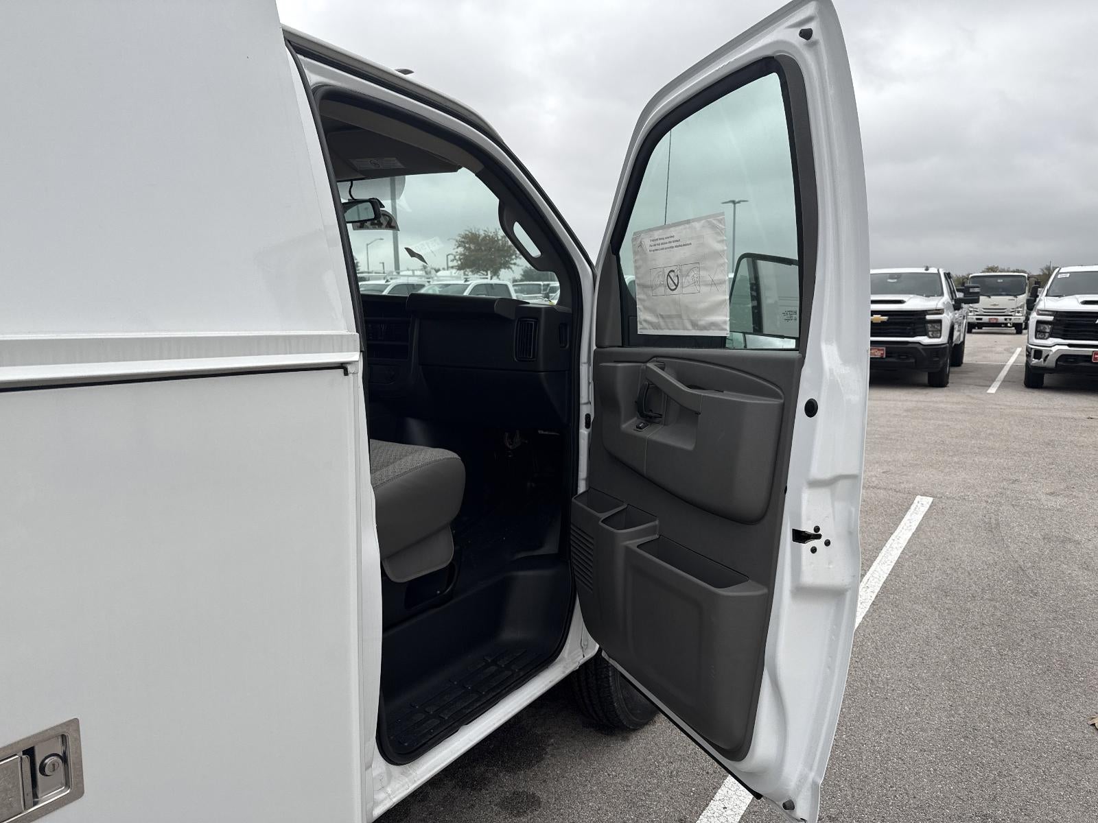 2025 Chevrolet Express Cutaway 3500 1WT