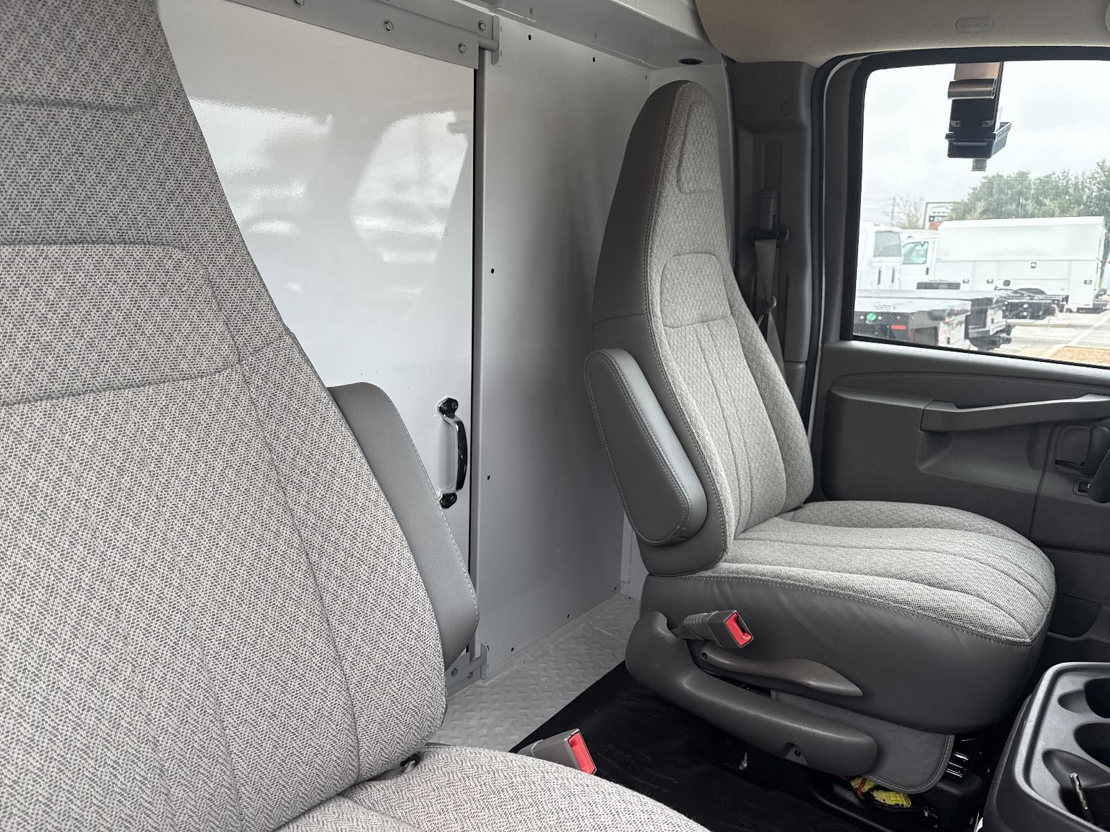 2025 Chevrolet Express Cutaway 3500 1WT