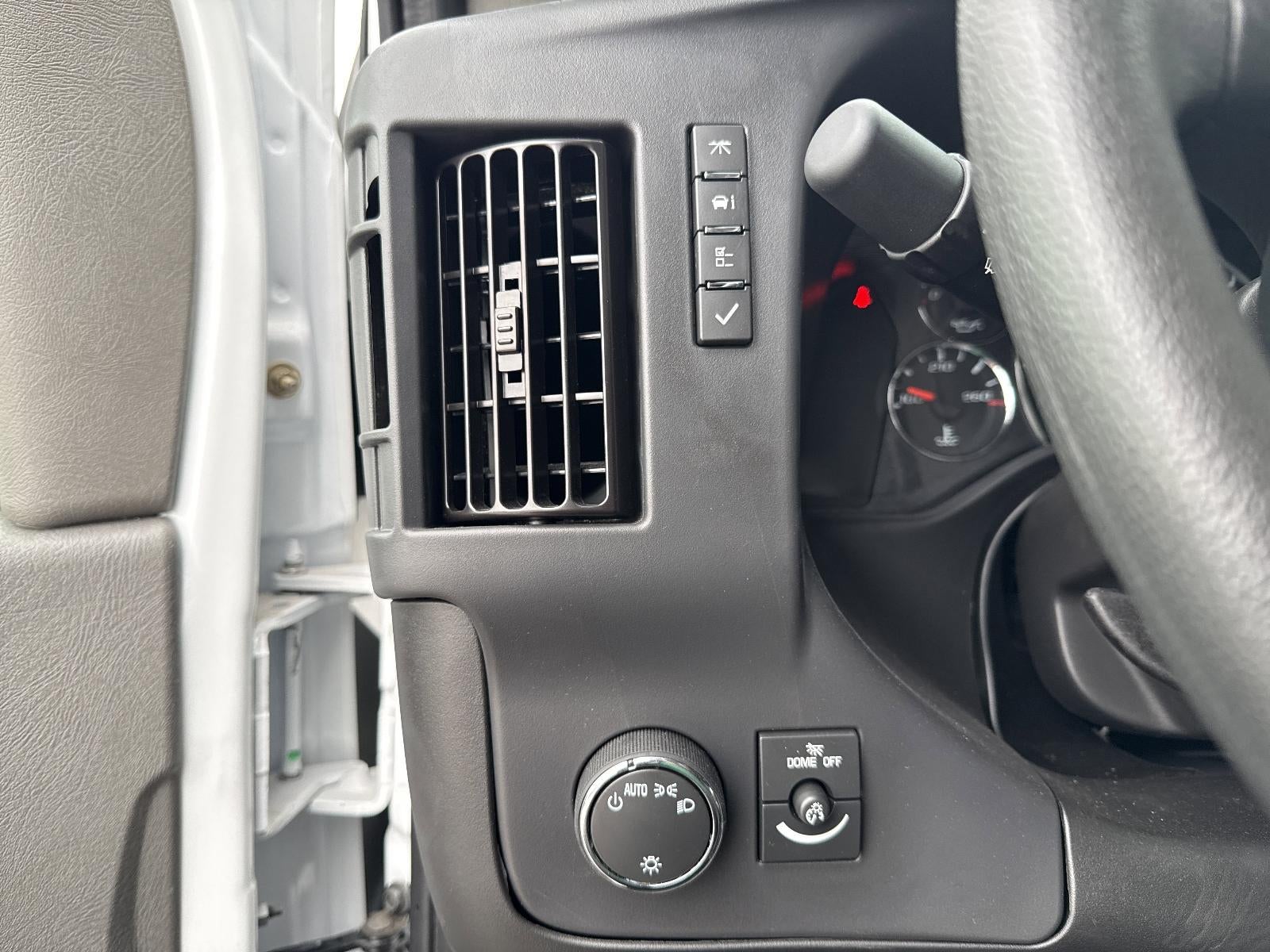 2025 Chevrolet Express Cutaway 3500 1WT