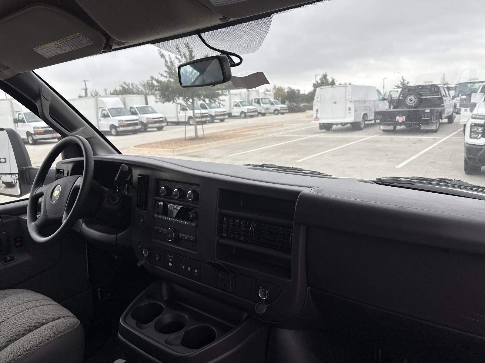 2025 Chevrolet Express Cutaway 3500 1WT