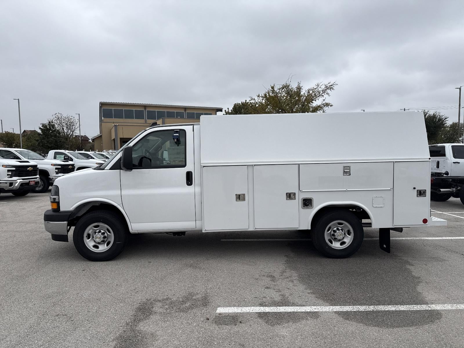 2025 Chevrolet Express Cutaway 3500 1WT