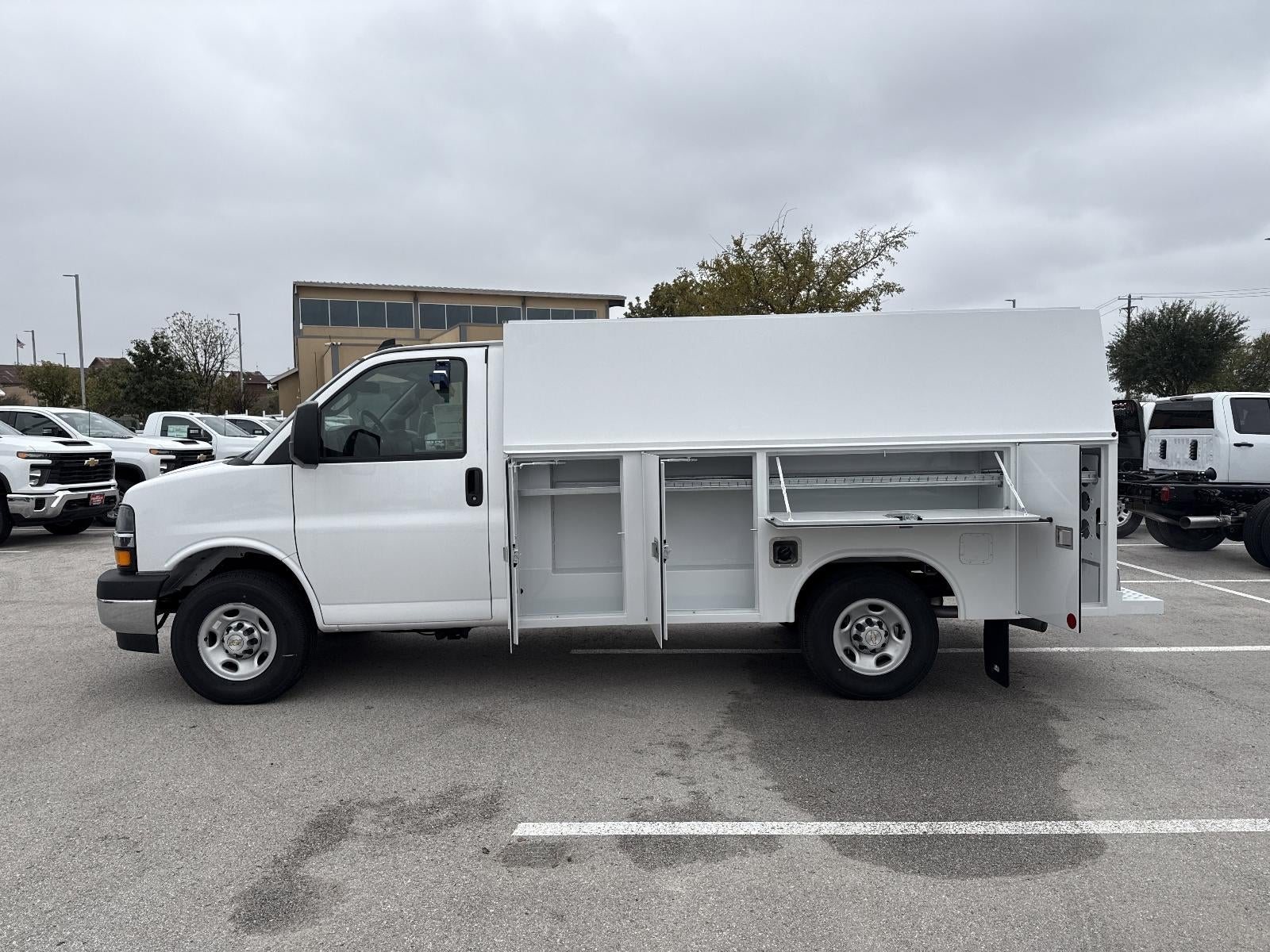 2025 Chevrolet Express Cutaway 3500 1WT