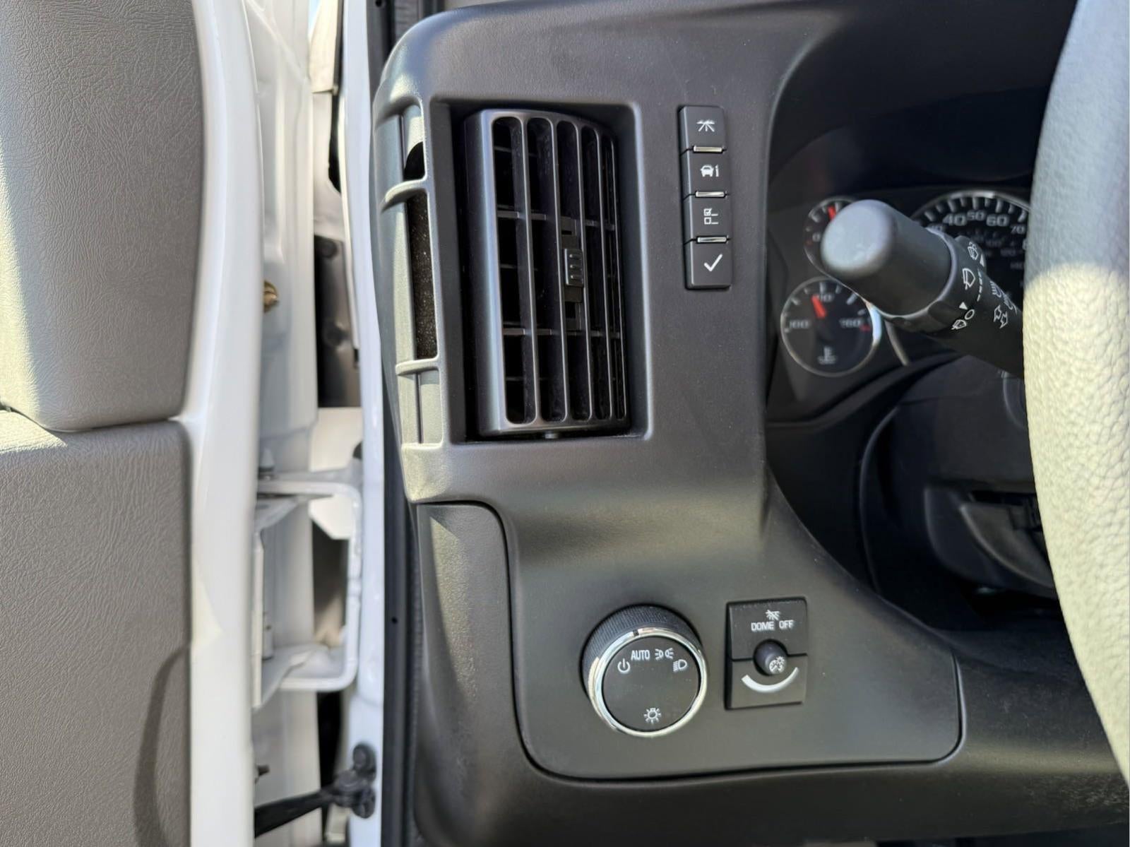 2024 Chevrolet Express Cutaway 3500 1WT