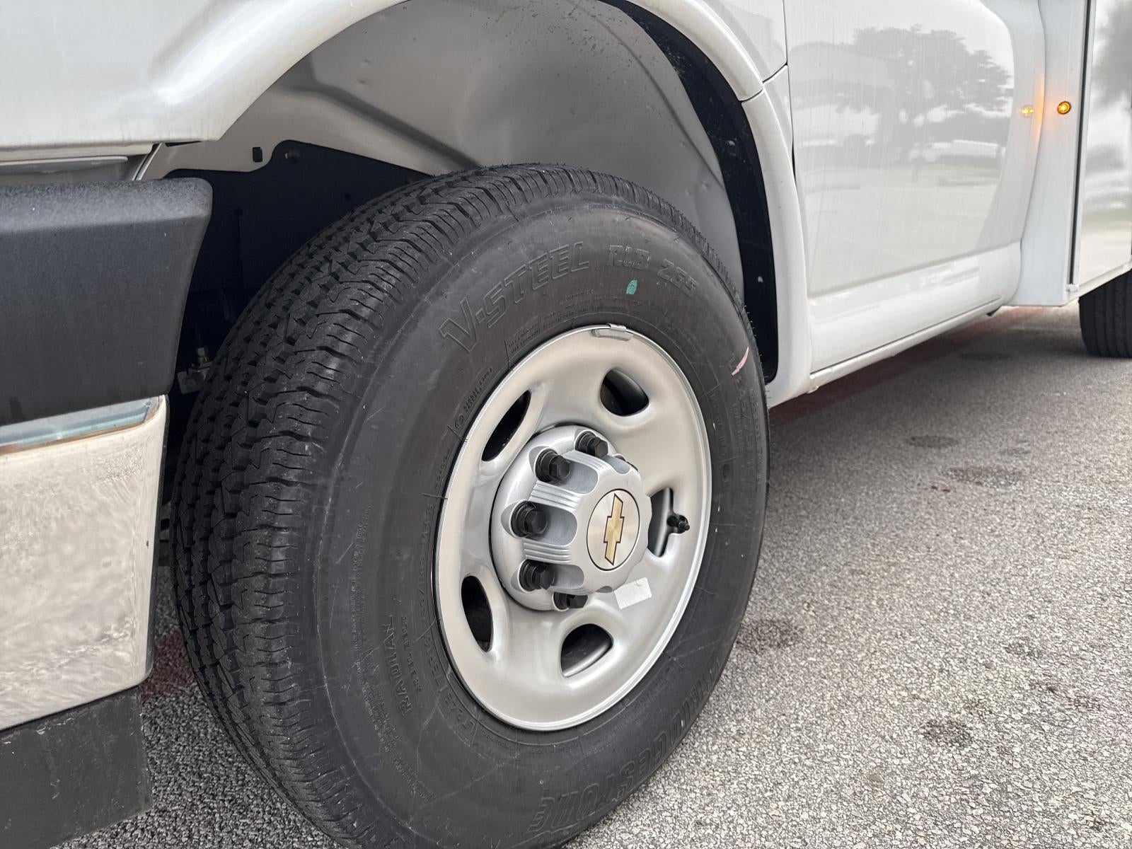 2025 Chevrolet Express Cutaway 3500 1WT