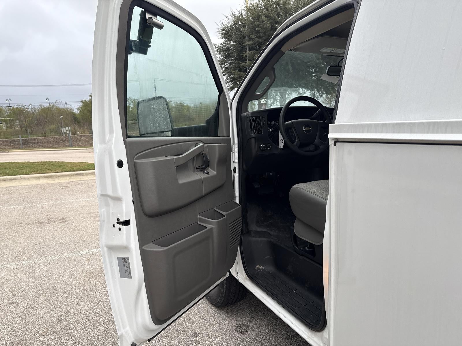 2025 Chevrolet Express Cutaway 3500 1WT