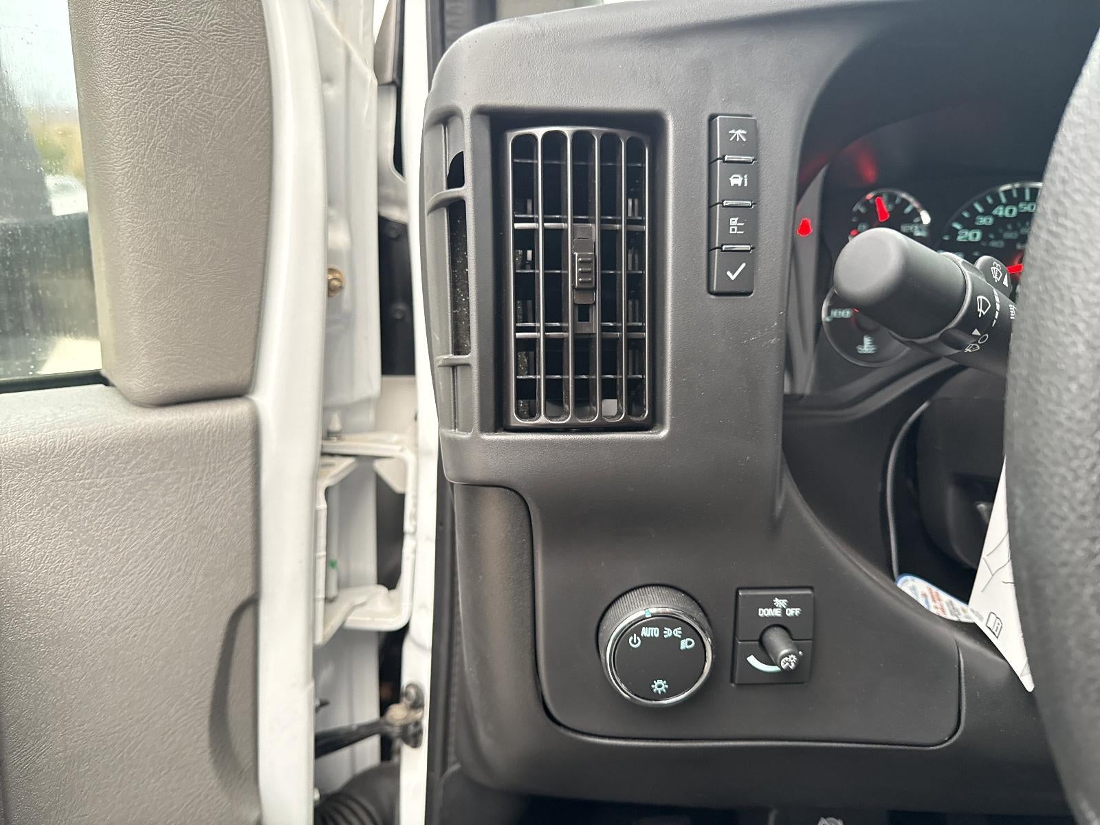 2025 Chevrolet Express Cutaway 3500 1WT