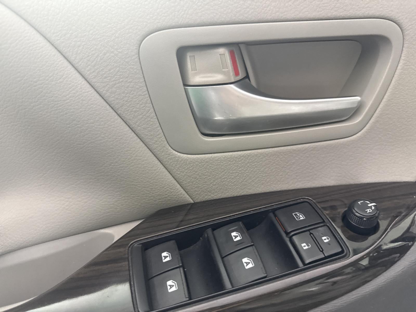 2015 Toyota Sienna XLE 8 Passenger