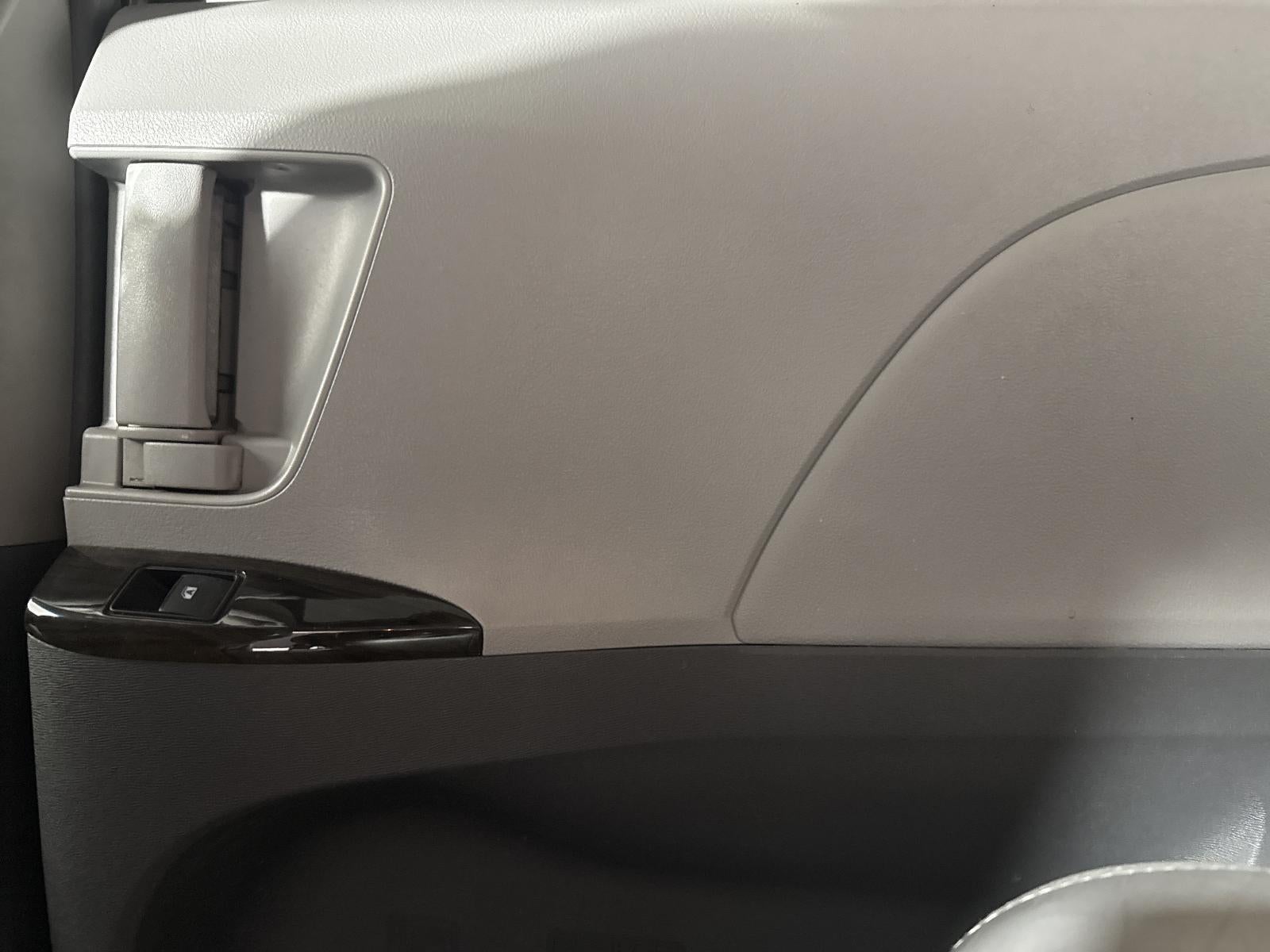 2015 Toyota Sienna XLE 8 Passenger