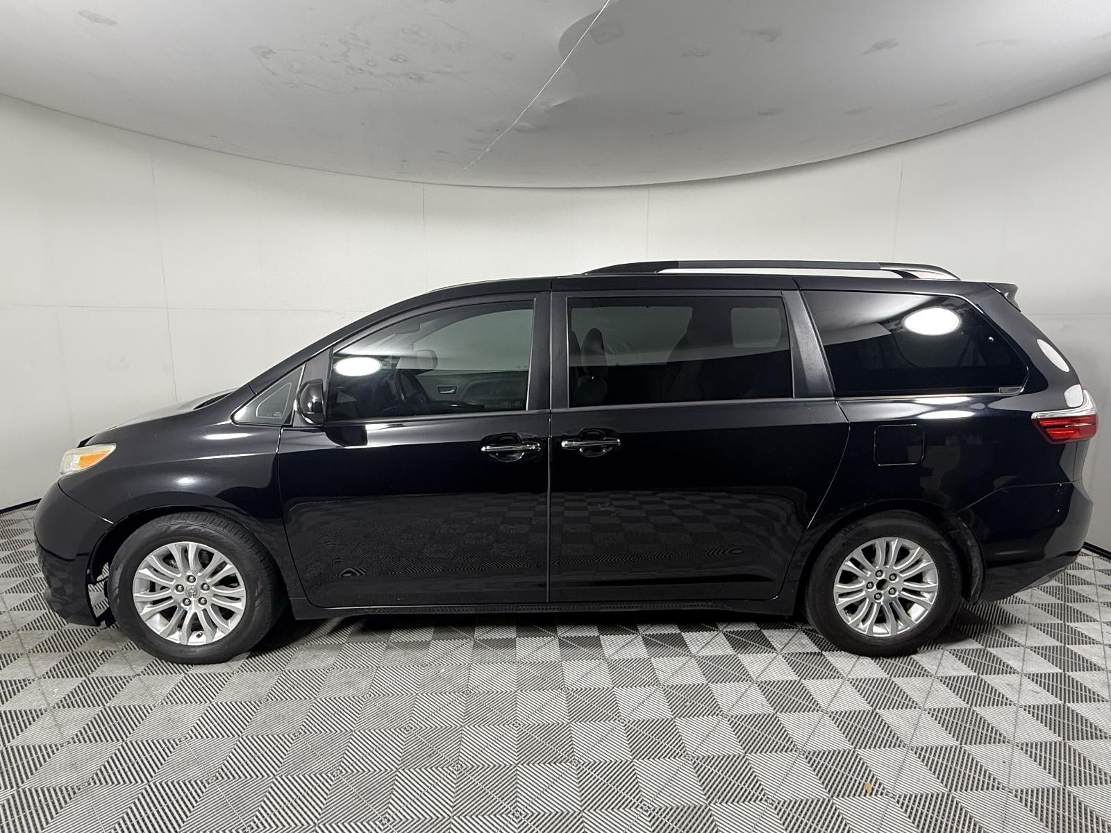 2015 Toyota Sienna XLE 8 Passenger